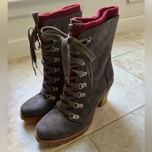 LIKE NEW! UGG Stylish Gray Lace-Up Boots with Red Lining